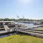 House Boat Vrijthof بوتيل ماسترخت