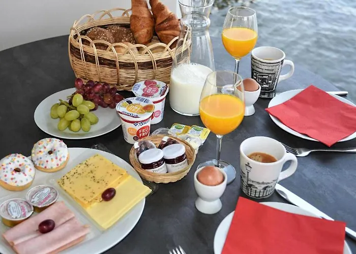 ספינת מלון House Boat Vrijthof 4*