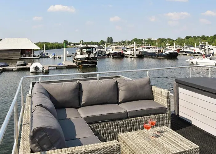 House Boat Vrijthof 4*