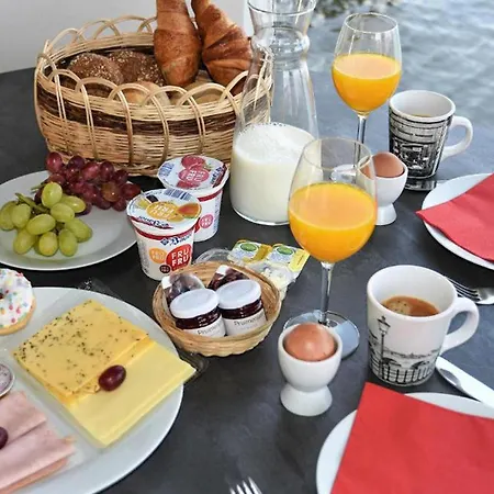 Ботель House Boat Vrijthof 4*